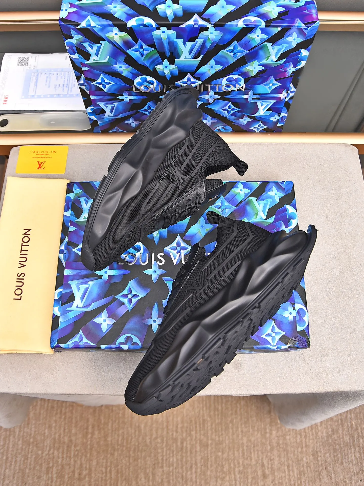Men's shoes 💰500 LV high-end hot model 👍 Counter 1 design. The face is made of high-elastic fly knit + cowhide + imported glue! TPU outsole is easy to put on, light, comfortable and elastic, trendy and fashionable! ! ! 💪Multiple colors to choose from! Code number: 38-44 (45 46 customized)